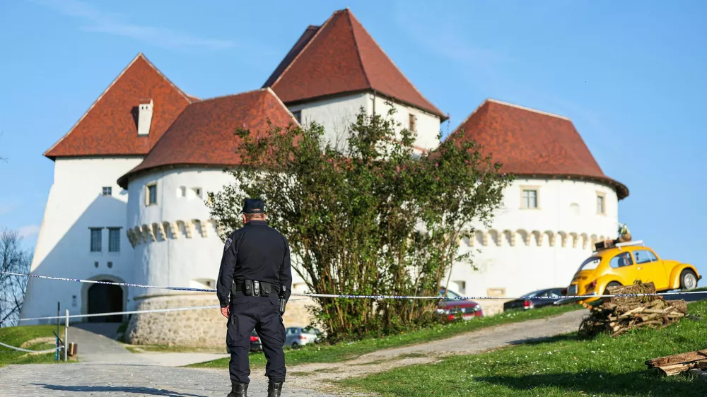 V tragični nesreči na Dvoru Veliki Tabor je na velikonočni prireditvi med polnjenjem topa umrl 55-letnik. 