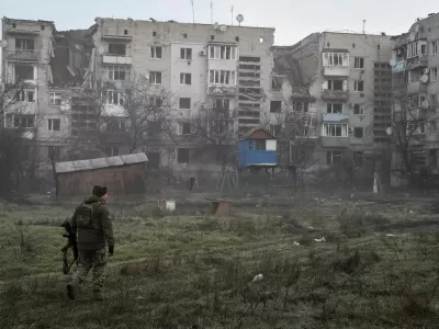 FILE PHOTO: A Ukrainian service member walks near residential buildings damaged by Russian military strikes, amid Russia's attack on Ukraine, in the frontline town Orikhiv in Zaporizhzhia region, Ukraine March 26, 2026. REUTERS/Stringer/File Photo