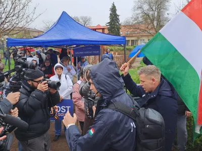 "Zakaj bi se moral seliti, če so državo ugrabili idioti?" se spra&scaron;ujejo &scaron;tevilni Madžari