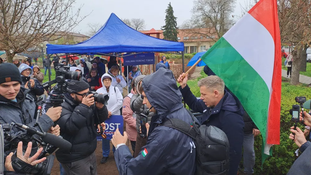 "Zakaj bi se moral seliti, če so državo ugrabili idioti?" se spra&scaron;ujejo &scaron;tevilni Madžari