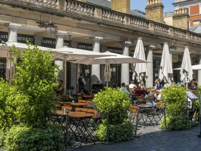 London, Covent Garden, kavarna, sonce. Foto: Profimedia