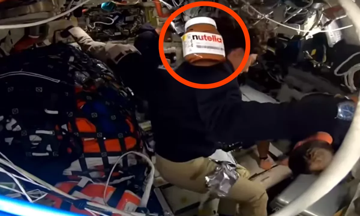 Kapsula Orion je presegla rekord za najbolj oddaljen let s človeško posadko, gledalce pa je med zgodovinskim prenosom zabaval povsem nepričakovan prizor.