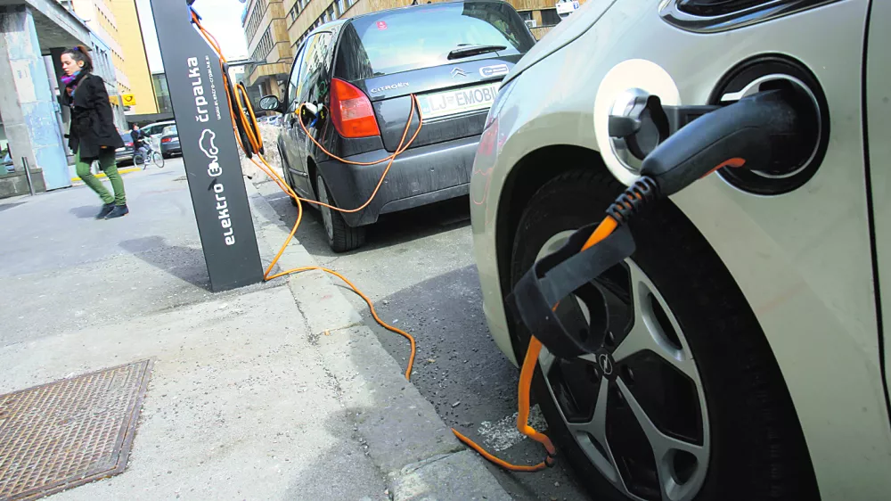 - električna polnilnica v Ljubljani - polnilna postaja - črpalka - električna mobilnost - vozilo z električno energijo - hibridna vozila - električno vozilo - vozilo na elektriko   //FOTO: Tomaž Zajel&scaron;nik