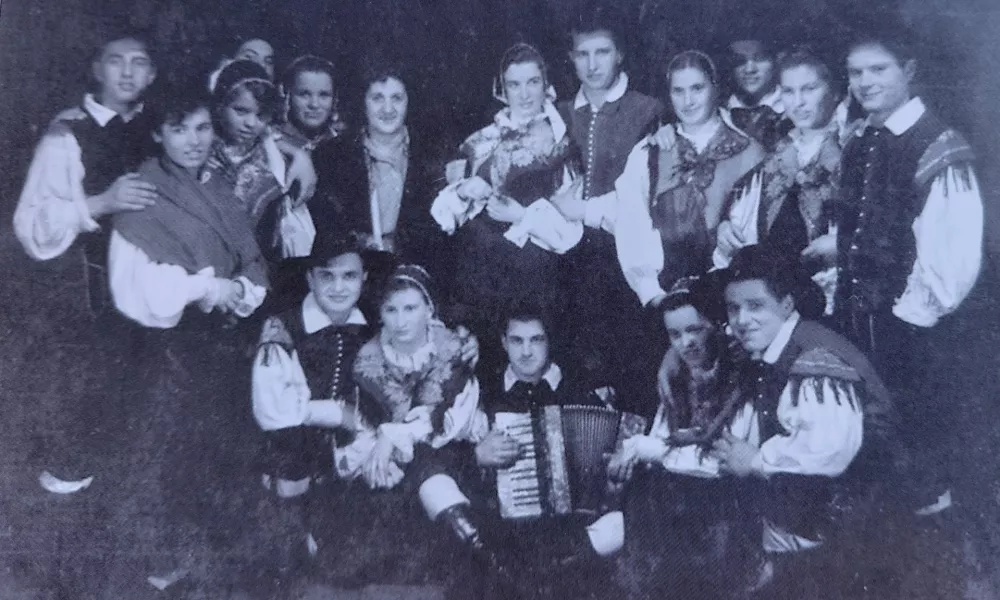 Folklorna skupina v letu 1956/57. Nadja Lili Založnik stoji za harmonikarjem Jožetom Založnikom. F osebni arhiv