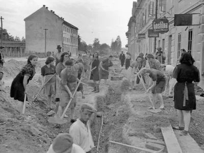Vlastja Simončič, hrani MNSZS. Udarni&scaron;ko delo na Trža&scaron;ki cesti, Ljubljana, junij 1947. 