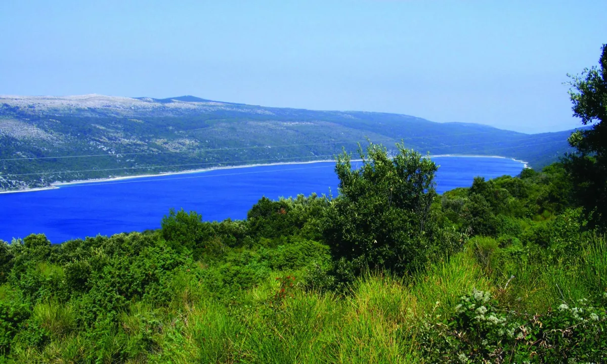 Na hrvaškem otoku Cres se sredi nedotaknjene narave skriva jezero, ki bi lahko bilo turistična atrakcija, a velja zanj strog varnostni režim, saj predstavlja ključ do preživetja lokalnega prebivalstva. >>>