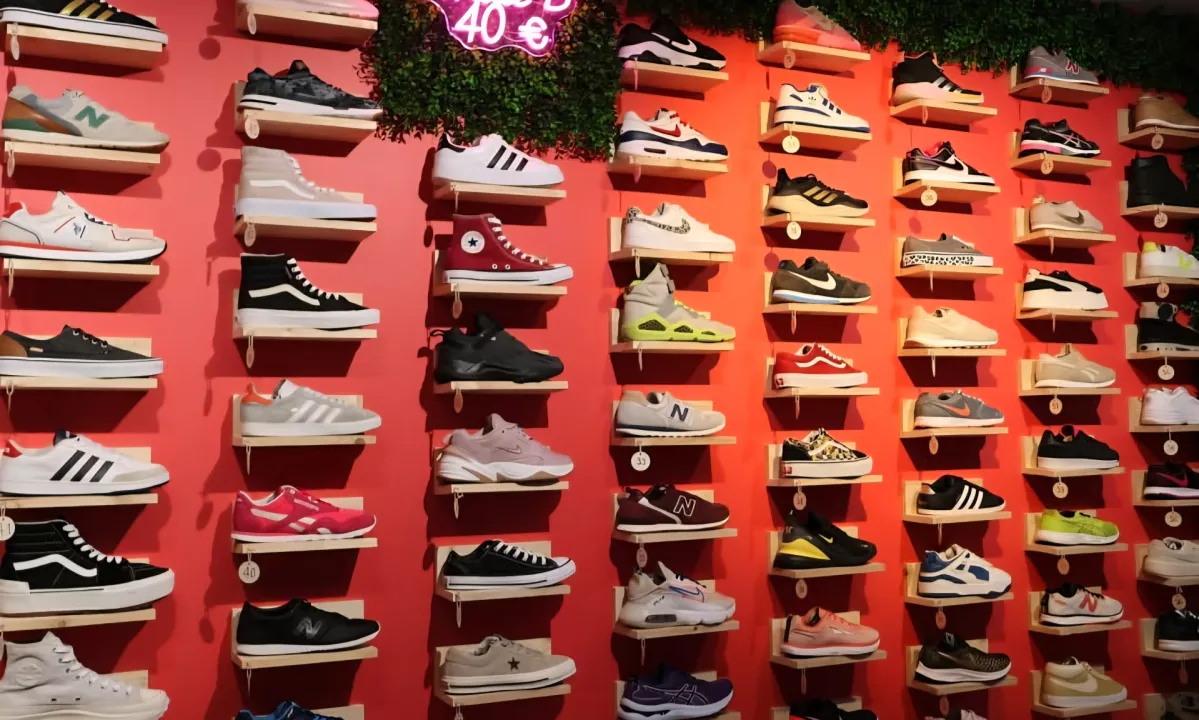 V času, ko so superge postale del vsakdanje garderobe skoraj vseh generacij, se količina odpadne obutve hitro povečuje. Tisto, kar za večino ljudi pomeni konec življenjske dobe čevljev, je za organizacijo SneakCœurZ šele začetek novega cikla uporabe.