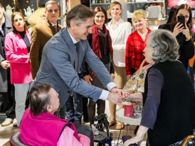 Ljubljana, Dom starejsih obcanov Siska.Predsednik vlade Robert Golob je obiskal Dom starejsih obcanov Siska, kjer se je srecal z zaposlenimi in stanovalci doma in spregovoril o prvih izkusnjah po uvedbi novega sistema dolgotrajne oskrbe ter o nadaljnjih korakih za njegovo ucinkovito izvajanje desetletjih.