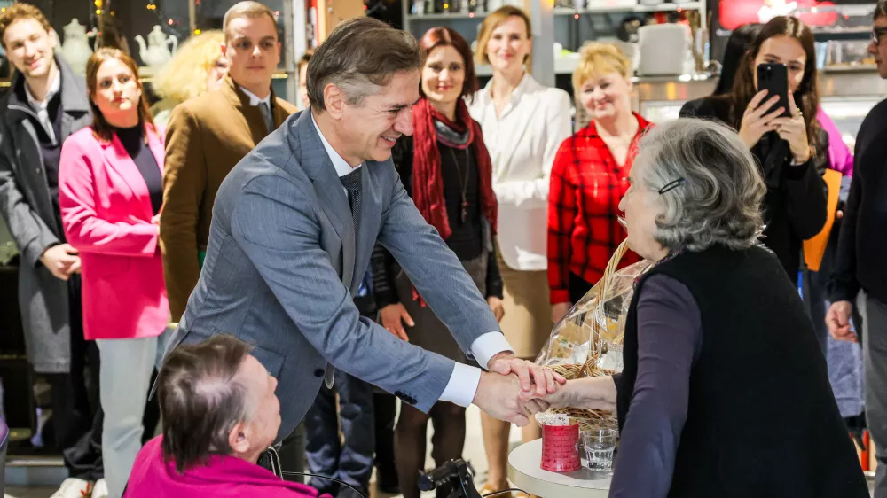 Ljubljana, Dom starejsih obcanov Siska.Predsednik vlade Robert Golob je obiskal Dom starejsih obcanov Siska, kjer se je srecal z zaposlenimi in stanovalci doma in spregovoril o prvih izkusnjah po uvedbi novega sistema dolgotrajne oskrbe ter o nadaljnjih korakih za njegovo ucinkovito izvajanje desetletjih.