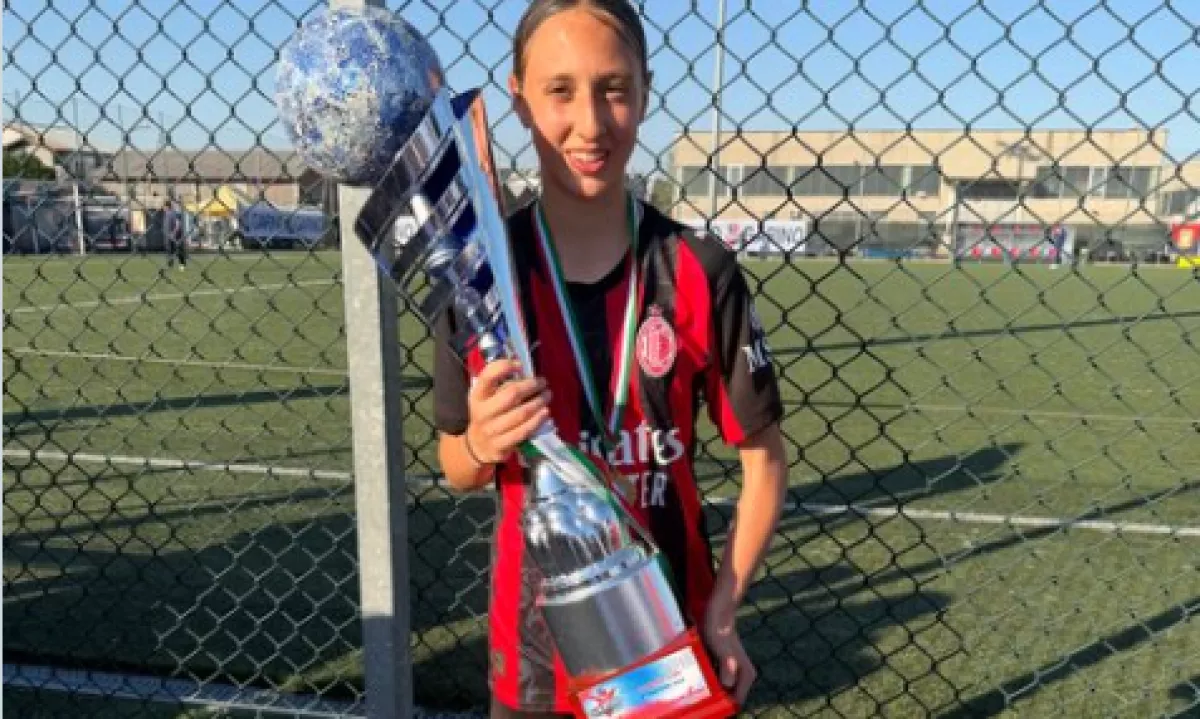 Ema Modrić, dvanajstletna hči slovitega hrvaškega nogometaša Luke Modrića, je stopila na pot uspeha svojega očeta in osvojila svojo prvo lovoriko kot članica dekliške ekipe Milana.