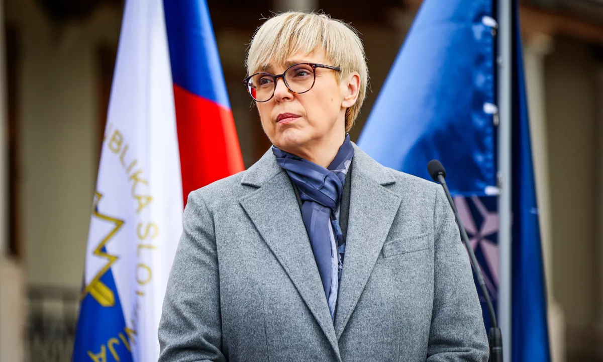 Poslanci desetega sklica DZ, izvoljeni na volitvah 22. marca, se bodo na prvi seji mandata sestali v petek ob 11. uri, je razvidno iz objave v uradnem listu.