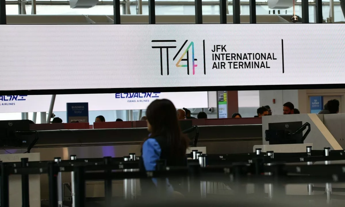 Potnica na letu iz Jamajke v Združene države Amerike je morala roditi v zraku, saj so se popadki začeli ravno ko se je letalo približevalo letališču v New Yorku. Zdaj se poraja pravno vprašanje, katero državljanstvo pripada otroku.