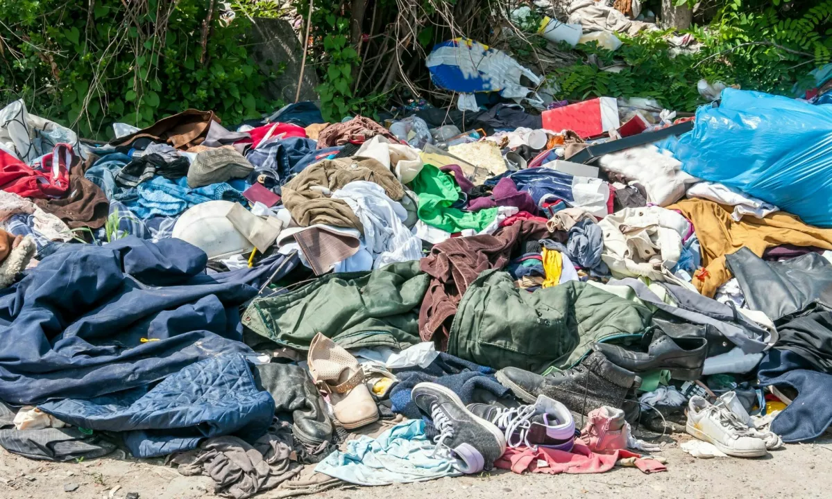 Francija se že podaja v oster boj proti ultrahitri modi in uvaja okoljski davek, pri nas kmalu razširjena odgovornost proizvajalcev.