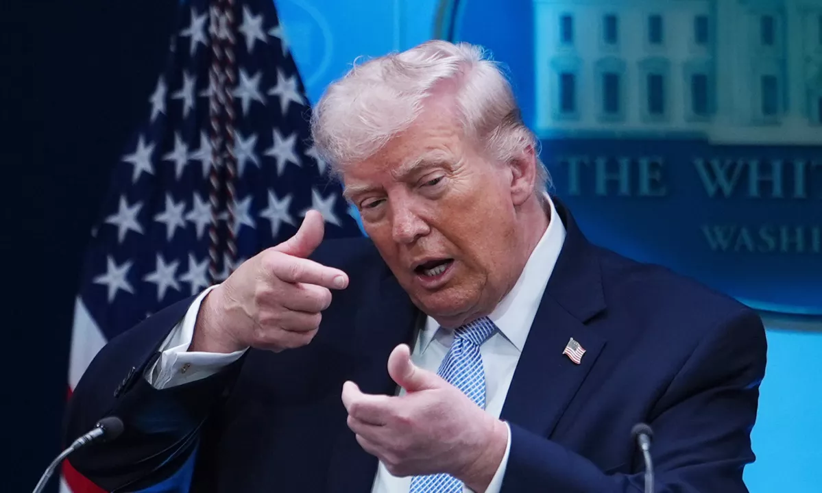 Ameriškemu predsedniku Donaldru Trumpu in sekretarju za vojno Petu Hegsethu ubijanje in podrejanje drugih ljudi prinašata zadovoljstvo. Kljub vsem  prizadevanjem komentatorjev, da bi našli politično opravičilo za vojno,  je vse skupaj ena sama kaprica.