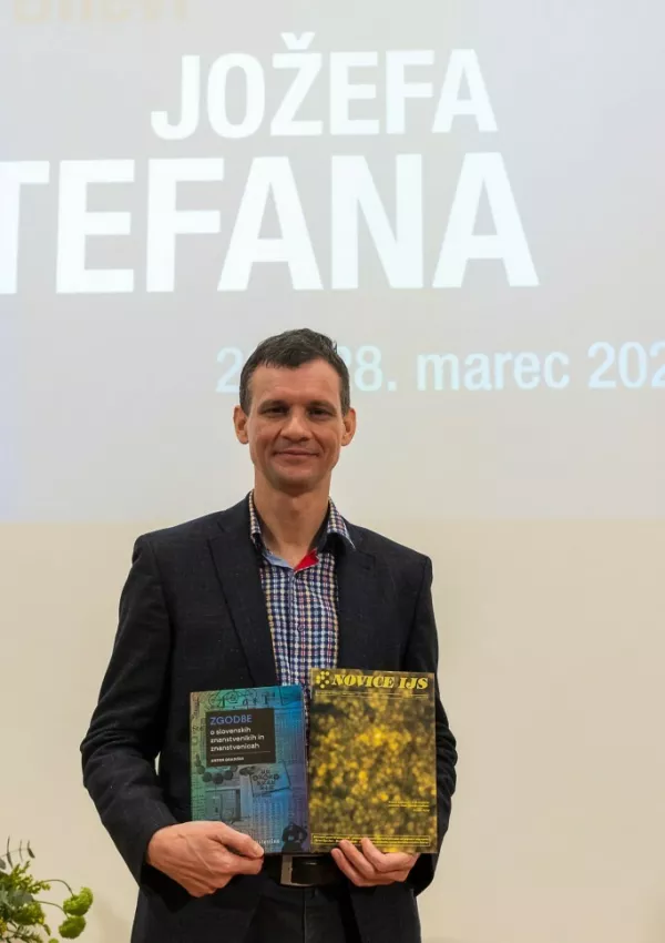 Zgodbe je najprej pisal za Novice IJS, iz česar je nastala zanimiva knjiga. / Foto: Marjan Verč/ijs