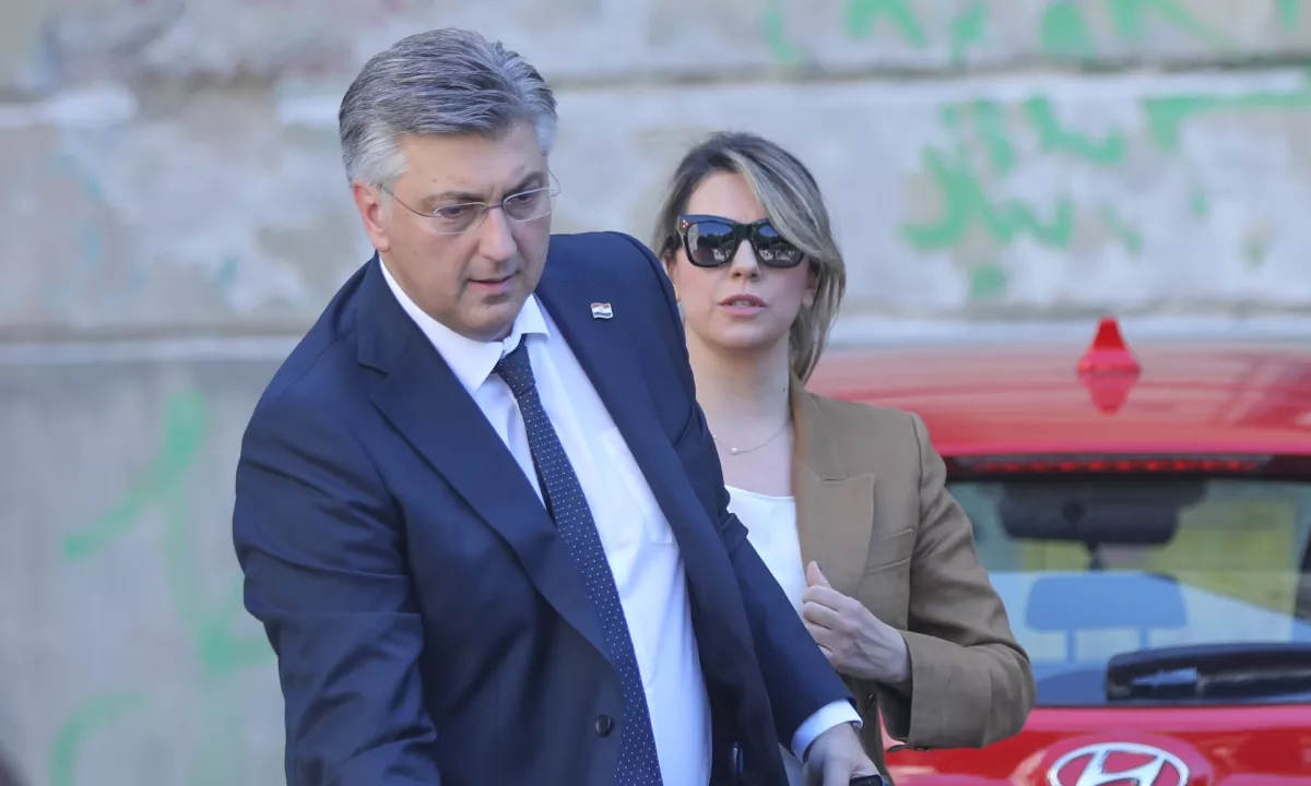 Hrvaški premier Andrej Plenković je v sredo praznoval 56. rojstni dan, hrvaška revija Story pa se mu je poklonila z naštevanjem vseh premičnin, ki jih ima z ženo Ano Maslać Plenković.