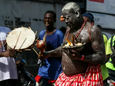 People participate in the Lagos Fanti Carnival parade, which reflects Afro Brazilian culture and traditions linked to the history of formerly enslaved Africans, in Lagos, Nigeria, April 6, 2026. REUTERS/Sodiq Adelakun / Foto: Sodiq Adelakun