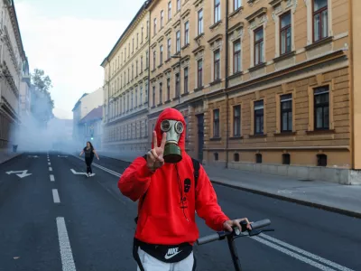- Slovenska cesta, solzivec- 05.10.2021- protestni shod v Ljubljani - protest nasprotnikov uvajanja covid ukrepov PCT (preboleli, cepljeni, testirani) - vlada je prvič v zgodovini samostojne Slovenije aktivirala 9. člen Zakona o nalogah in pooblastilih policije, da zaradi velike verjetnosti huj&scaron;ih kr&scaron;itev javnega reda pred vrhom EU-Zahodni Balkan za dva dni omeji oz. prepove gibanje v Ljubljani, na Bledu in v okolici Brda pri Kranju/FOTO: Bojan Velikonja