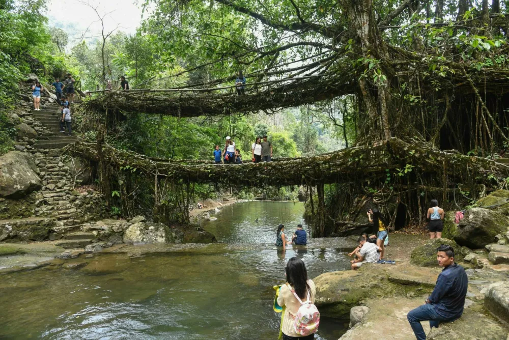 Meghalaya, India. 19 April 2021. Tourists at the double decker living root bridge amid COVID-19 coronavirus pandemic, in Nongriat village in Northeastern India state Meghalaya. The living root bridges, created by the members of the Khasi tribe who have grown them from rubber trees, are native to the region. The double-decker root bridge, is the most famous one near Cherapunji. / Foto: D. Talukdar