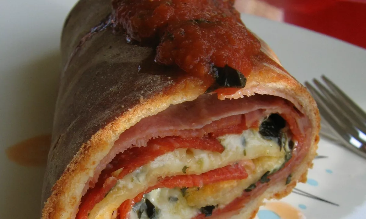 Stromboli je eden izmed treh aktivnih vulkanov v Italiji, takisto ime pa je dobil tudi pica zavitek, nekakšna različica prepognjene pice calzone.