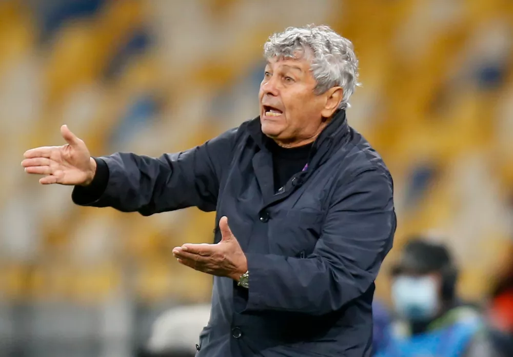 FILE - Dynamo Kiev's head coach Mircea Lucescu gives instructions during the Champions League Play-offs, 2nd leg soccer match between Gent and Dynamo Kyiv in Kyiv, Ukraine, Tuesday, Sept. 29, 2020. (AP Photo/Efrem Lukatsky, File) / Foto: Efrem Lukatsky