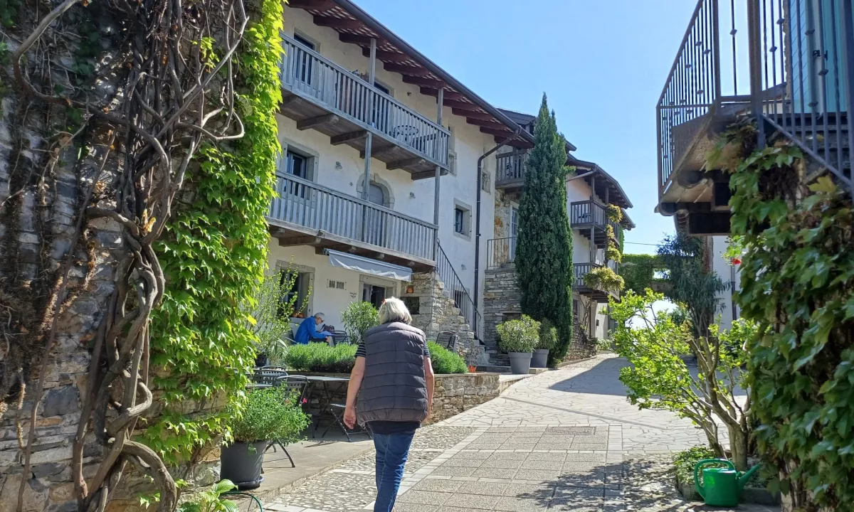 Novo poglavje kamnitih hiš sredi Kozane, katerih kljuko vhodnih vrat so si v zgodovini podajali nune, škofovi možje in obubožani kmetje.