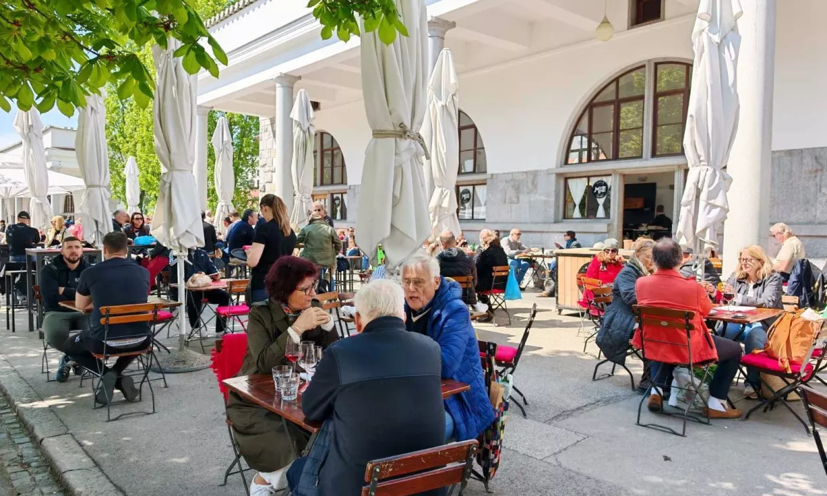 Vsa Ljubljana ter njene gostilne in restavracije so posvečene turistom. Podobno je tudi s prekmursko mesarijo in gostilno na glavni tržnici, a je hrana pri Kodili bolj domača in bolj dosegljiva kot drugje.