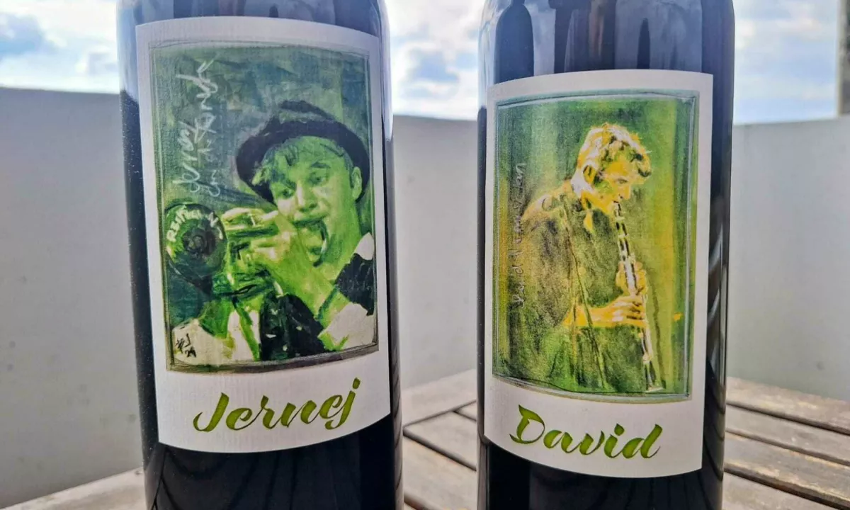 Švicarski vinar Louis Liesch je po srečanju z Okroglimi muzikanti mladima glasbenikoma namenil posebno mesto – na svojih vinskih etiketah.