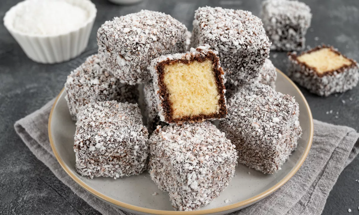 Čokoladne kocke s kokosom ali lamingtons oziroma lamingtoni, so avstralski izum in v deželi tam spodaj veljajo za najbolj znano sladico.