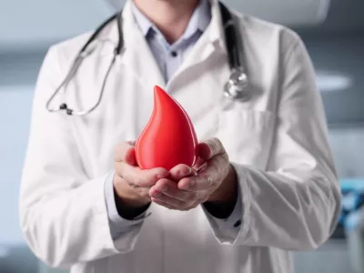 Life-saving Blood Donation By Male Doctor Supports Hemophilia Patients / Foto: Andreypopov