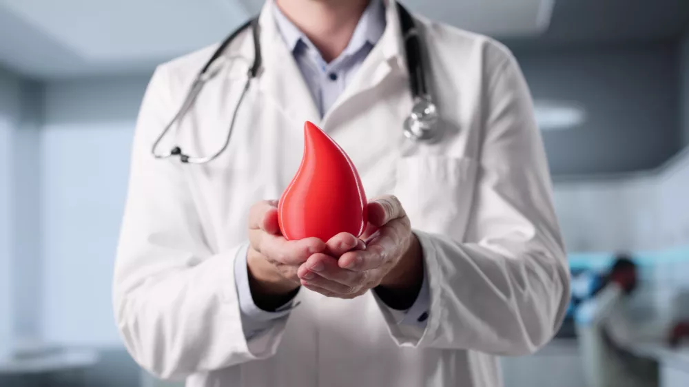Life-saving Blood Donation By Male Doctor Supports Hemophilia Patients / Foto: Andreypopov