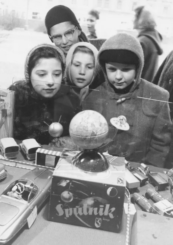 Otroci med občudovanjem igrač na temo Sputnika na Dunaju leta 1957. / Foto: Profimedia