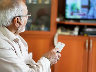 Včasih pa se obrestuje, če si pogledamo kak&scaron;en televizijski oglas. / Foto: Istock