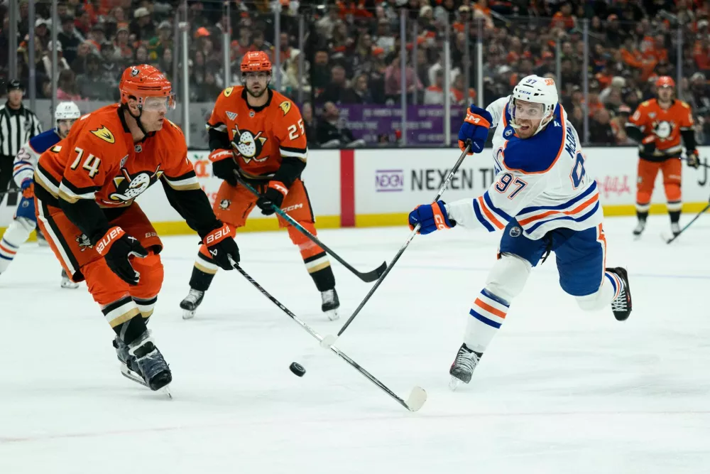 Edmonton Oilers center Connor McDavid, right, shoots as Anaheim Ducks defenseman John Carlson, left, defends during the second period of Game 4 in the first round of an NHL hockey Stanley Cup playoff series Sunday, April 26, 2026, in Anaheim, Calif. (AP Photo/Kyusung Gong) / Foto: Kyusung Gong