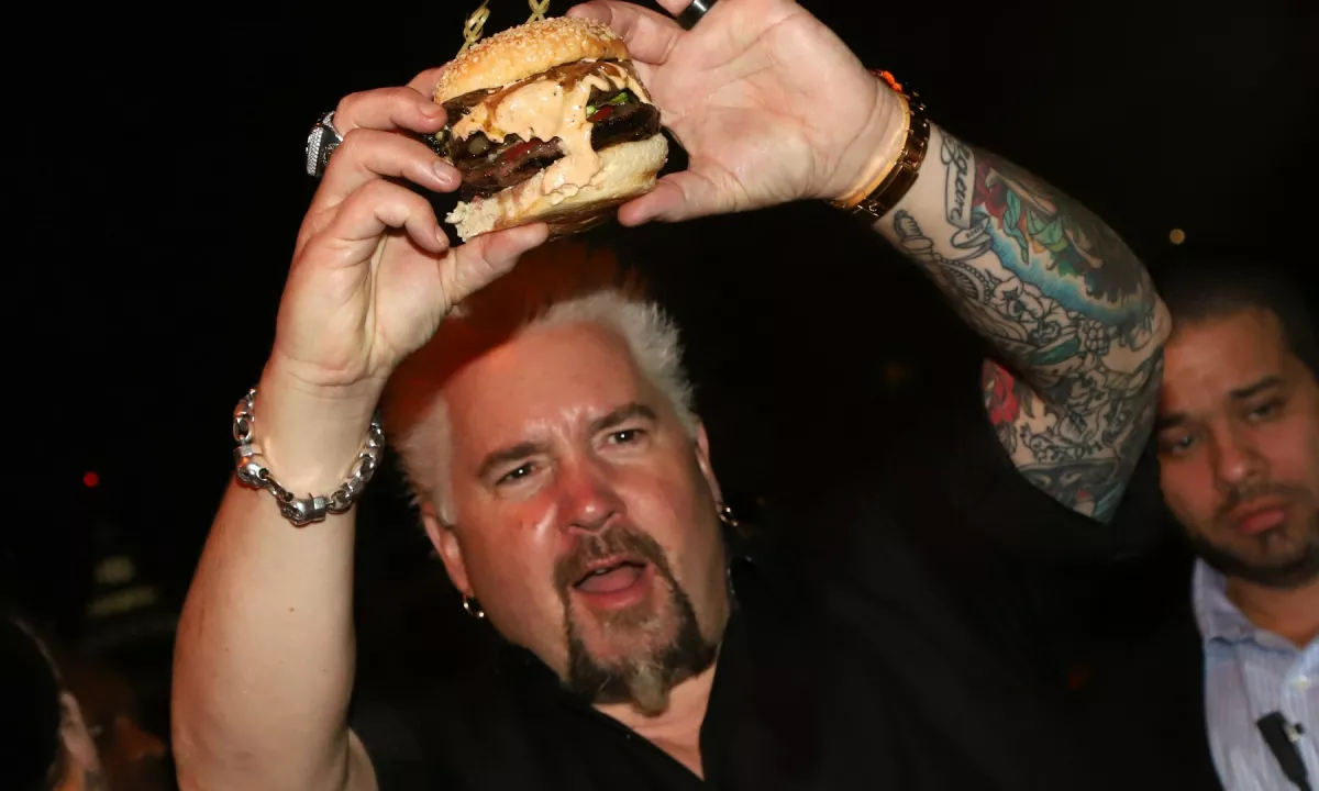 Guy Fieri je še eden izmed novodobnih televizijskih zvezdnikov, ki je po poklicu sicer kuhar, a raje jé kot kuha.