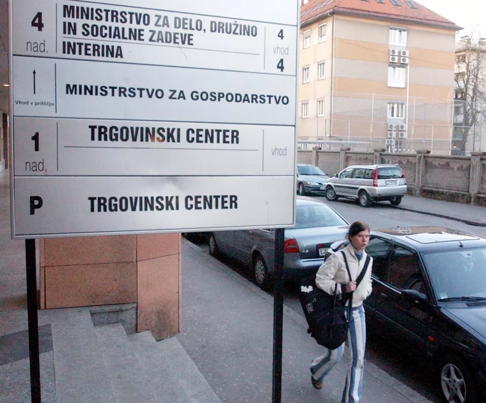 tabla, ministrstvo za gospodarstvo za delo družino in socialne zadeve,stavba / Foto: Bojan Velikonja