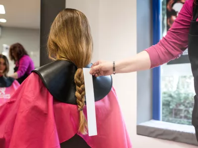 Woman donating hair for cancer / Foto: David-prado Getty Images