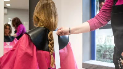 Woman donating hair for cancer / Foto: David-prado Getty Images