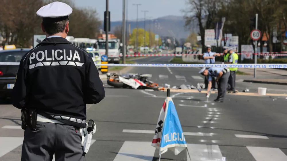- 29.3.2017 - križi&scaron;če Zalo&scaron;ka cesta - Toplarni&scaron;ka ulica v Ljubljani - prometna nesreča v kateri sta bila udeležena re&scaron;evalno vozilo in motorno kolo - voznik motorja in njegova sopotnica sta umrla na kraju nesreče,//FOTO: Luka Cjuha