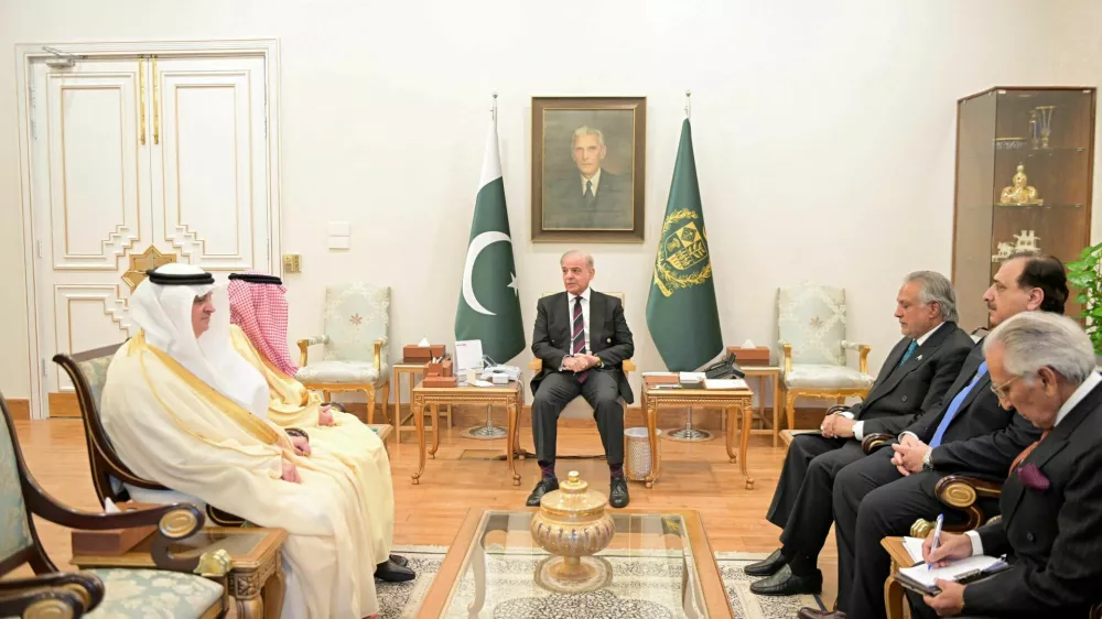Saudi Arabia's Foreign Minister Prince Faisal bin Farhan Al-Saud and Pakistan's Prime Minister Muhammad Shehbaz Sharif meet at the Prime Minister's House to discuss regional de-escalation, amid the U.S.-Israel conflict with Iran, in Islamabad,&nbsp;Pakistan, March 29, 2026. Pakistan's Ministry of Foreign Affairs/Handout via REUTERS  THIS IMAGE HAS BEEN SUPPLIED BY A THIRD PARTY. NO RESALES. NO ARCHIVES.