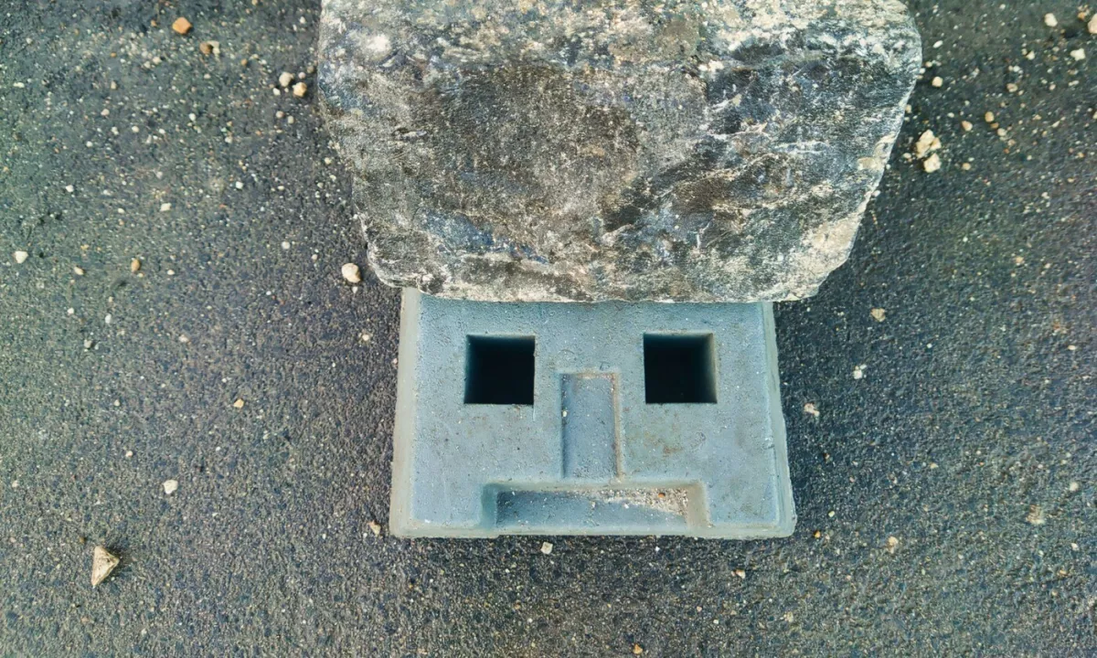 Ta pogost psihološki fenomen, znan kot pareidolija, je posledica izjemne prilagojenosti naših možganov na hitro zaznavanje obraznih potez.