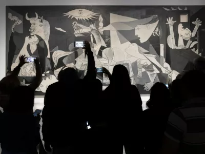 Guernica, das Bild von Picasso gilt als eines der bedeutenstenden Werke der Kunstgeschichte im Museum Reina Sofia. Das Museo Nacional Centro de Arte Reina Sofia MNCARS ist ein Kunstmuseum, eine Pinakothek und Bibliothek in Madrid. Der Fundus des Museums umfasst rund 25.000 Werke, von denen rund 2.000 in den Ausstellungss&auml;len zu sehen sind. 2016 hatte das Museum mehr als 3,3 Millionen Besucher. *** Guernica, the painting by Picasso, is considered one of the most important works in the history of art in the Reina Sofia Museum. The Museo Nacional Centro de Arte Reina Sofia MNCARS is an art museum, art gallery and library in Madrid. The museum s collection comprises around 25,000 works, of which around 2,000 are on display in the exhib GMS18995,Image: 989314585, License: Rights-managed, Restrictions: imago is entitled to issue a simple usage license at the time of provision. Personality and trademark rights as well as copyright laws regarding art-works shown must be observed. Commercial use at your own risk., Model Release: no