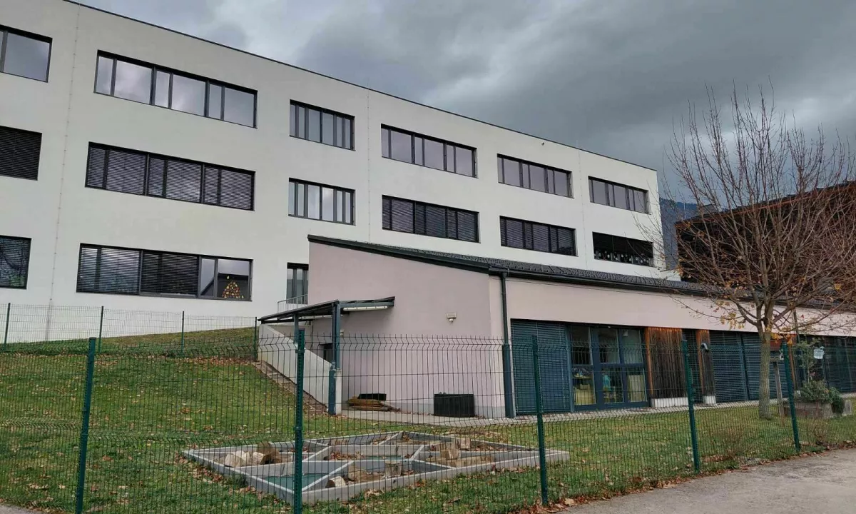 Postopek poskusa razrešitve ravnatelja Osnovne šole Matije Valjavca Preddvor Jožeta Povšina se zapleta.