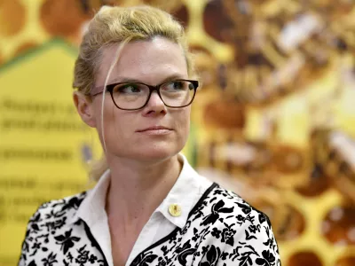 Brdo pri Lukovici, Cebelarski center Lukovica.Konferenca ob obelezitvi ustanovitve Slovenske cebelarske akademije in svetovnega dneva cebel, ki jo pripravljajo Kmetijski institut Slovenije, Slovenska cebelarska akademija in Cebelarska zveza Slovenije.Razprava o slovenskem cebelarstvu.Predstojnica Slovenske cebelarske akademije Damjana Grobelsek.