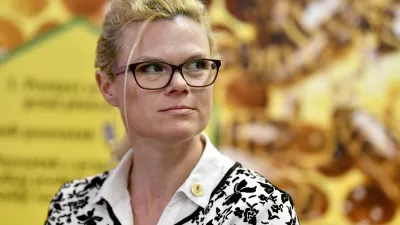 Brdo pri Lukovici, Cebelarski center Lukovica.Konferenca ob obelezitvi ustanovitve Slovenske cebelarske akademije in svetovnega dneva cebel, ki jo pripravljajo Kmetijski institut Slovenije, Slovenska cebelarska akademija in Cebelarska zveza Slovenije.Razprava o slovenskem cebelarstvu.Predstojnica Slovenske cebelarske akademije Damjana Grobelsek.