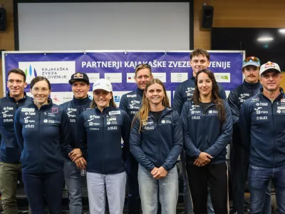 - Luka Božič,- Eva Terčelj,- Lin Hočevar,- Eva Alin Hočevar,- Anja Osterman,- Benjamin Sav&scaron;ek,- Mia Medved,- Peter Kauzer,- 08.04.2026. - Novinarska konferenca kajaka&scaron;ke in kanuistične reprezentance Slovenije pred začetkom nove tekmovalne sezone v slalomu na divjih vodah.//FOTO: Bojan Velikonja