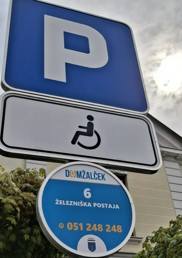 Znaki za postajali&scaron;če Domžalčka / Foto: Meta Černoga