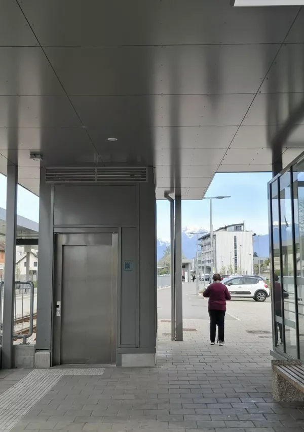 Nova železni&scaron;ka postaja v Domžalah je velika pridobitev tudi za gibalno ovirane, saj ima tudi dvigala. / Foto: Meta Černoga