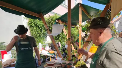 Člani LD Ponikva so takole poku&scaron;ali župo, preden so jo odnesli komisiji v ocenjevanje. / Foto: Mojca Marot