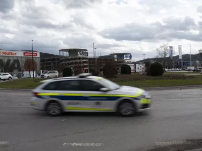 Policija nakupovalno sredi&scaron;če Rudnikhitrost07.01.2025 - Jurčkova cesta, kroži&scaron;čeFOTO: Nik Erik Neubauer 
